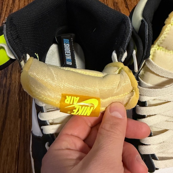 Air Jordan Retro 1 ‘Volt’ Sz 11 - Picture 7 of 10